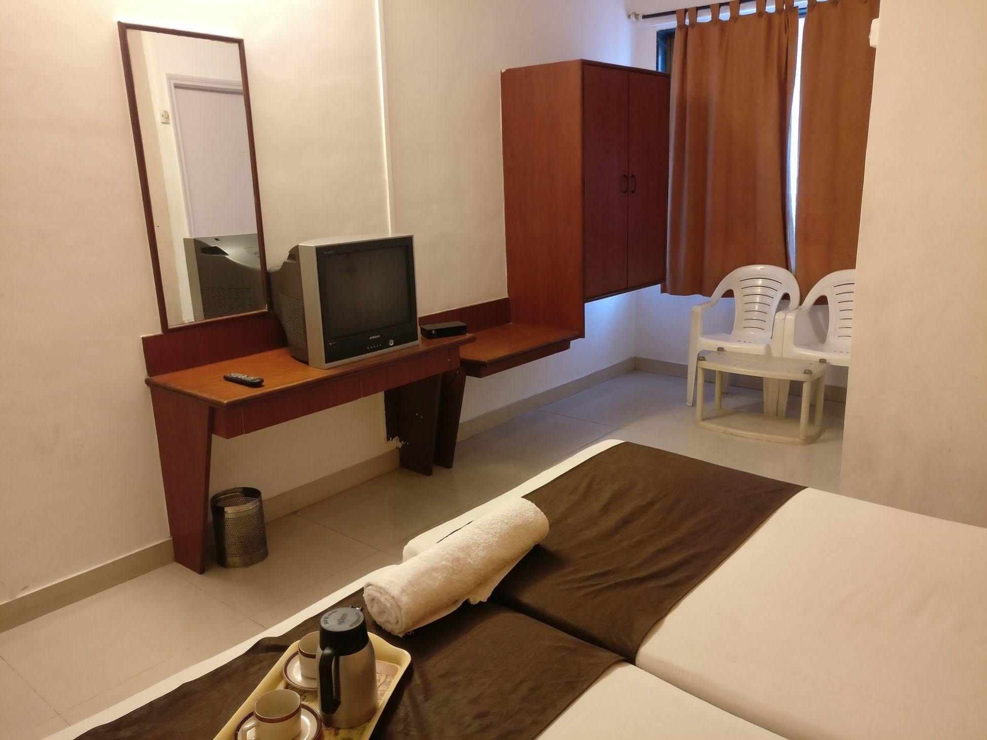 Oyo 1065 Hotel Hmr Royal Inn Pune Exterior photo