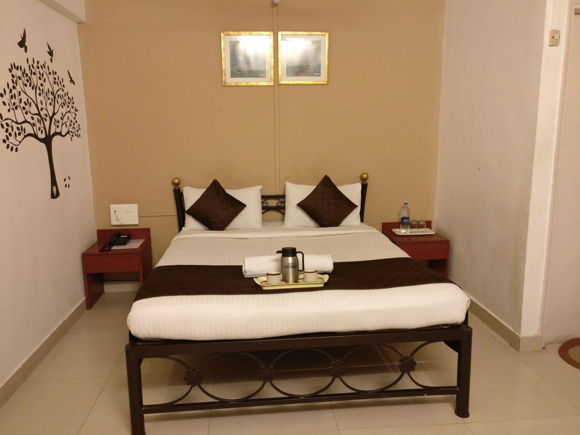 Oyo 1065 Hotel Hmr Royal Inn Pune Exterior photo
