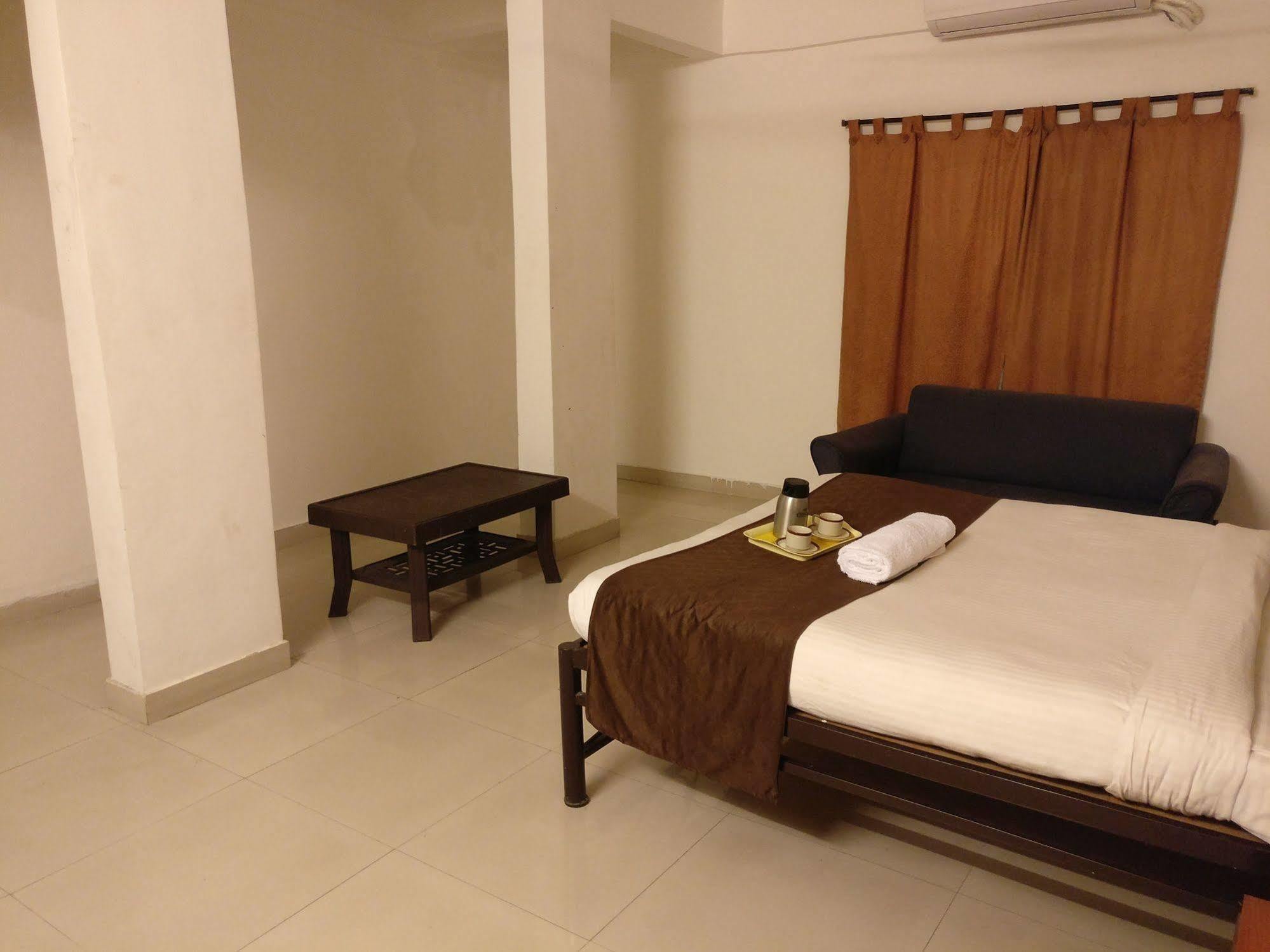 Oyo 1065 Hotel Hmr Royal Inn Pune Exterior photo