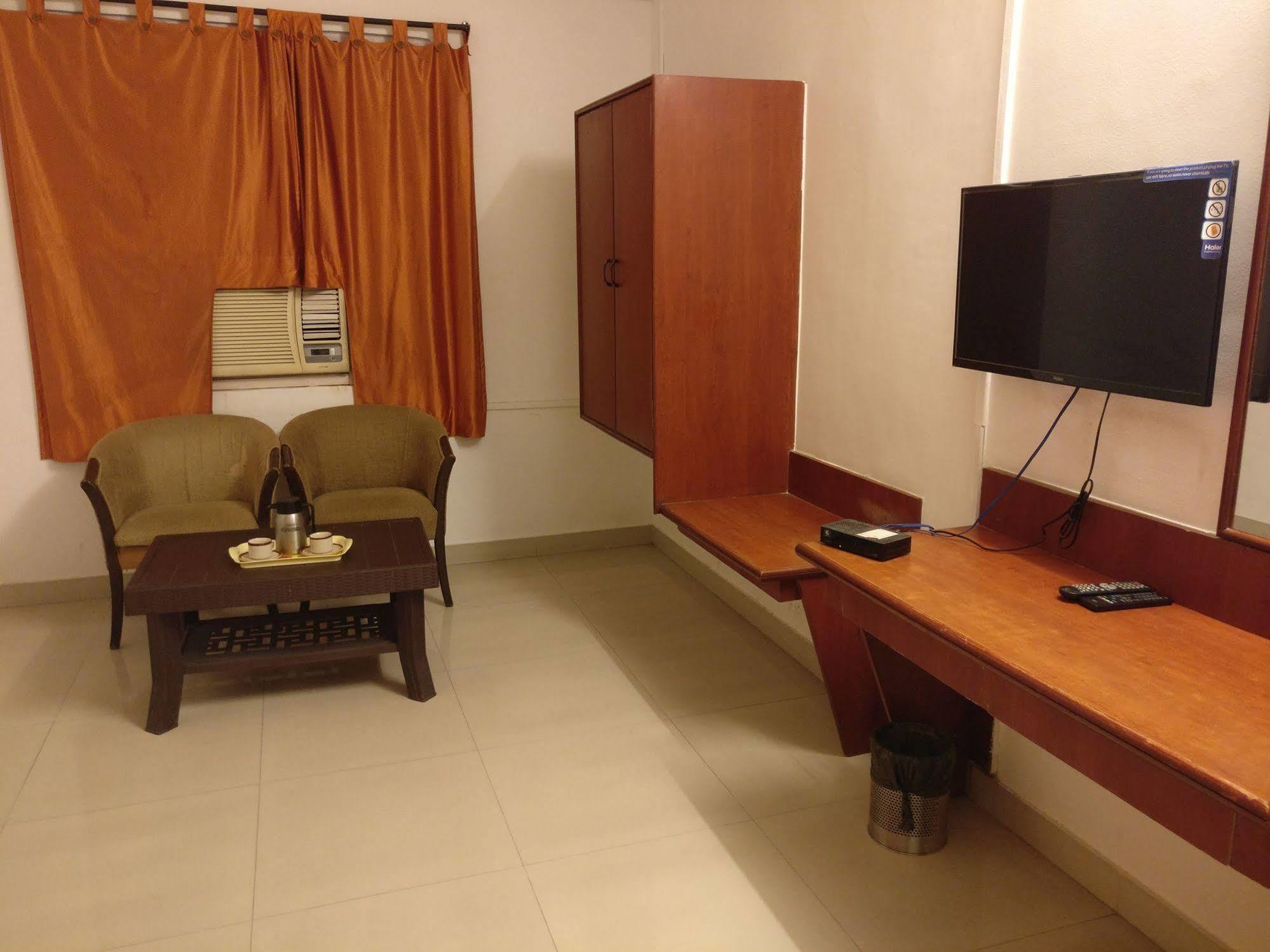 Oyo 1065 Hotel Hmr Royal Inn Pune Exterior photo